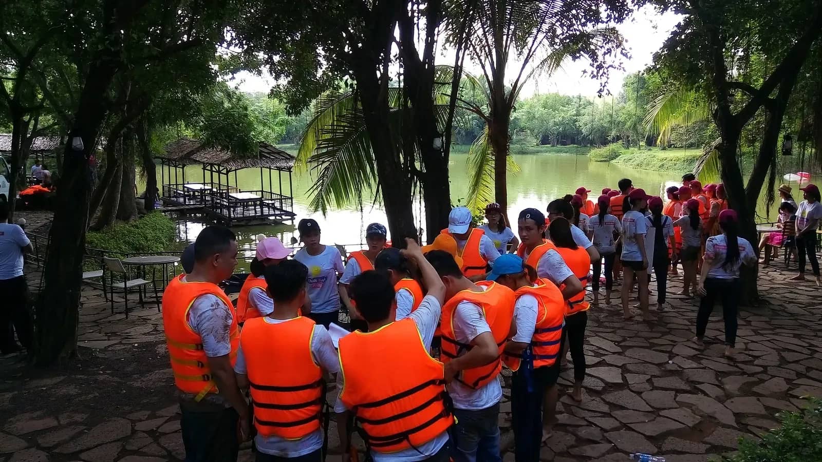 Đoàn khách mặc áo phao chuẩn bị xuống hồ