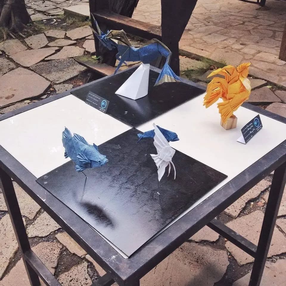 Bàn trưng bày các con vật origami ngoài trời