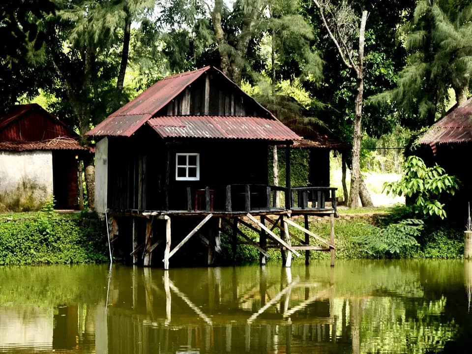 Căn nhà gỗ trên cọc với hiên nhìn ra mặt nước