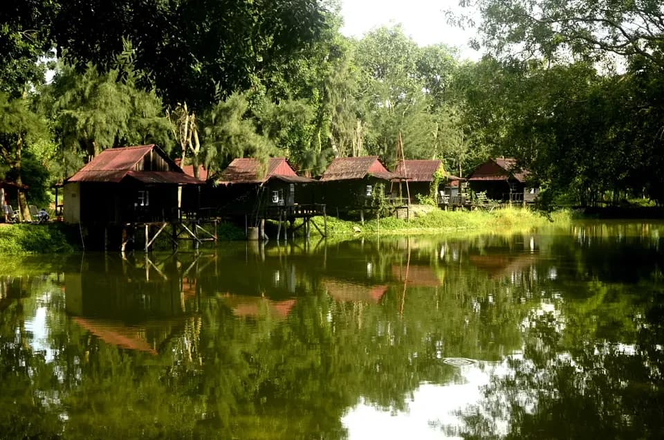 Dãy nhà gỗ mái đỏ trên cọc nối nhau dọc bờ hồ