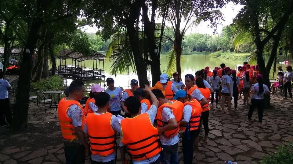 Đoàn khách mặc áo phao chuẩn bị xuống hồ