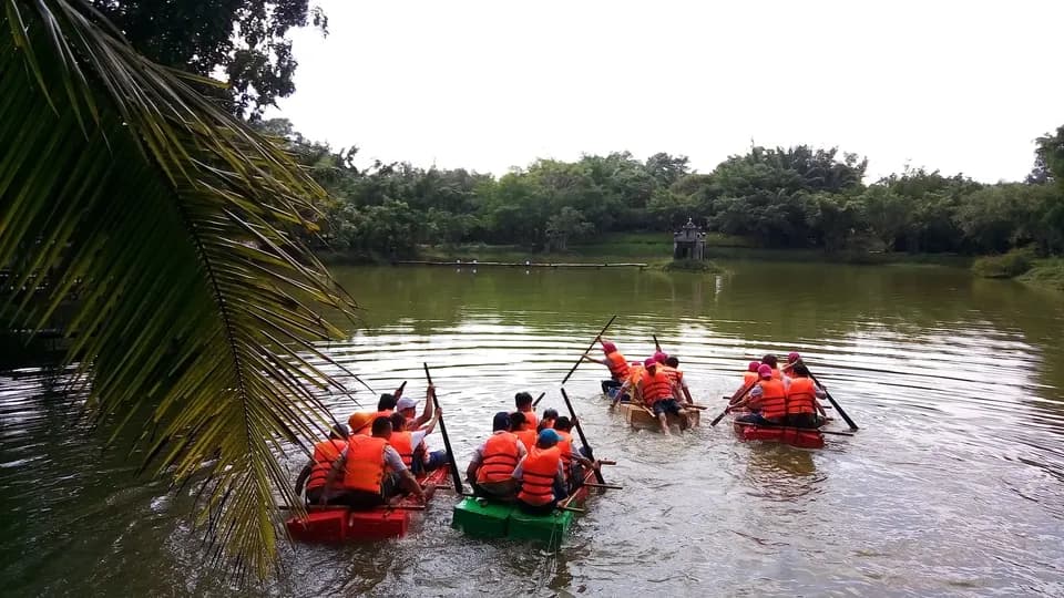 Các đội mặc áo phao đua bè trên hồ